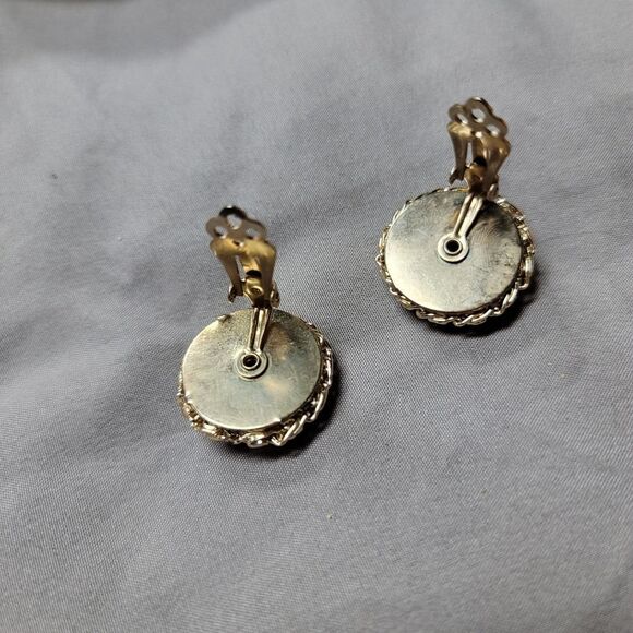 Vintage 40s/50s round clip-on earrings with gold and silver-tone filigree design - Picture 7 of 11